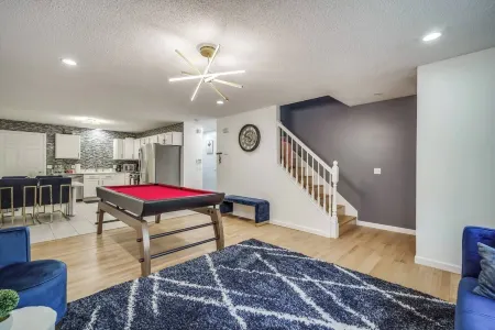 Townhouse with Pool Table - Renovated w/ King Bed Отели в г. Чикопи