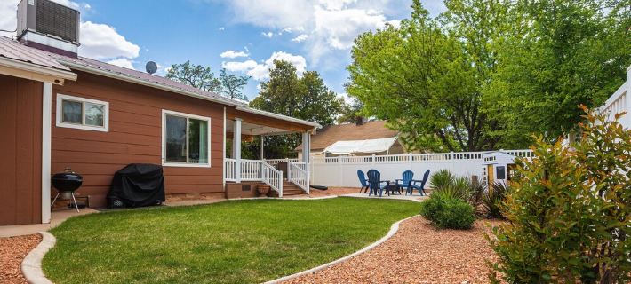 Charming home walking distance from downtown Kanab, w/King Suite โรงแรมในคานับ