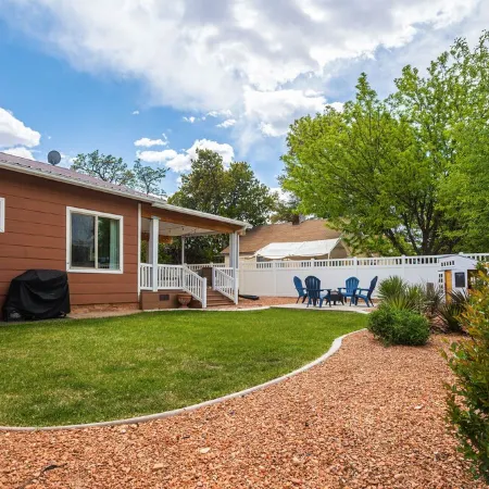 Charming home walking distance from downtown Kanab, w/King Suite