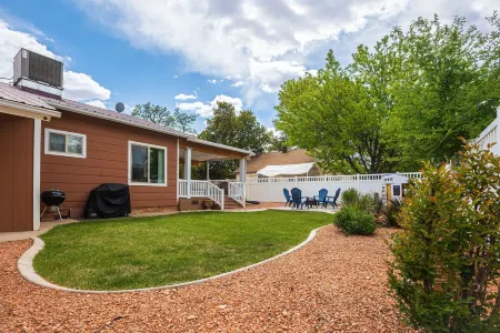 Charming home walking distance from downtown Kanab, w/King Suite Отели в г. Канаб
