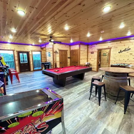 Amazing Brand New 8Bdrm Cabin-Pool-Arcades-Gazebo