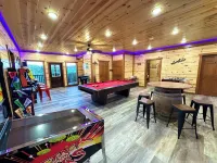 Amazing Brand New 8Bdrm Cabin-Pool-Arcades-Gazebo - 5-Star