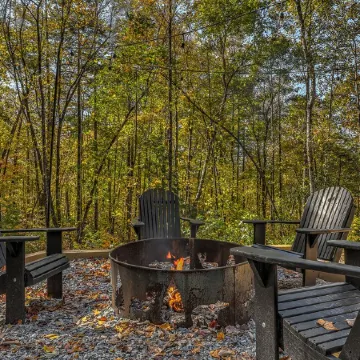 Rustic Log Cabin Retreat, Hot Tub + Firepit
