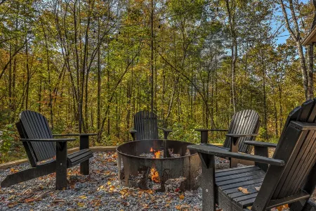 Rustic Log Cabin Retreat, Hot Tub + Firepit