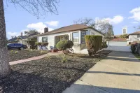 5 min walk from UOP & Miracle Mile- Updated home with master suite! Hotels near Sky Zone Trampoline Park