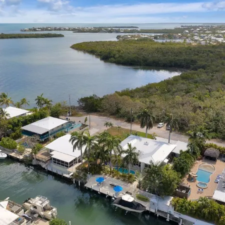 Fisherman's dream!!, Privacy, Heated Pool,Hot Tub, 50' Dockage, Tiki, pets ok,