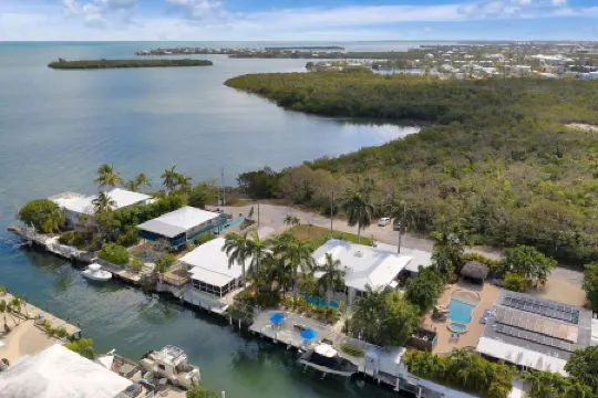 Fisherman's dream!!, Privacy, Heated Pool,Hot Tub, 50' Dockage, Tiki, pets ok,