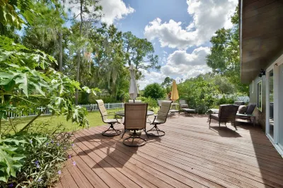 Stylish Sebring House – Across from Lake Jackson & Close to the Downtown Circle Hotels near The Preserve at Highlands Ridge Golf Course