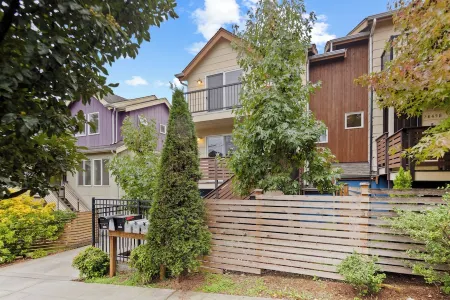Charming 3BR Townhome near DT Seattle W/ Balcony! Отели рядом с достопримечательностью «Алки Пойнт Лайтхаус»