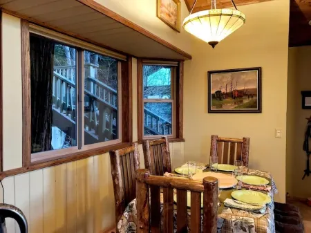 Peaceful Cozy Cabin Amongst the Trees with View of Lake Arrowhead Отели рядом с достопримечательностью «Библиотека Лейк Арроухед Бранч»