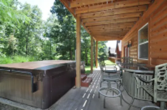 Ozark Legends Lodge- Lg Game Rm, Private Hot tub; 1 Mile to Thunder Ridge