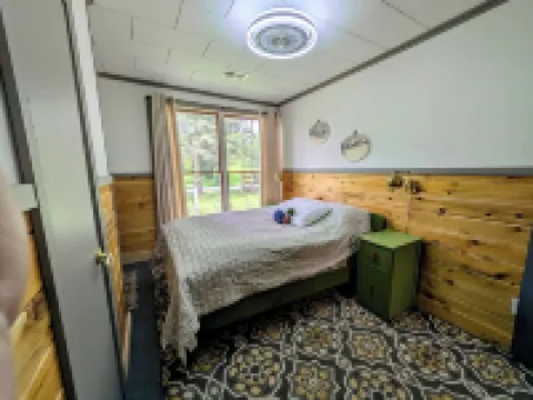 Lakefront Cottage: Amazing Mountain Views Directly on Lake Champlain Hotels in Alburgh