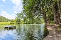 Amazing Private Riverfront! Rope swing, floating and concrete Dock! Sleeps 10!