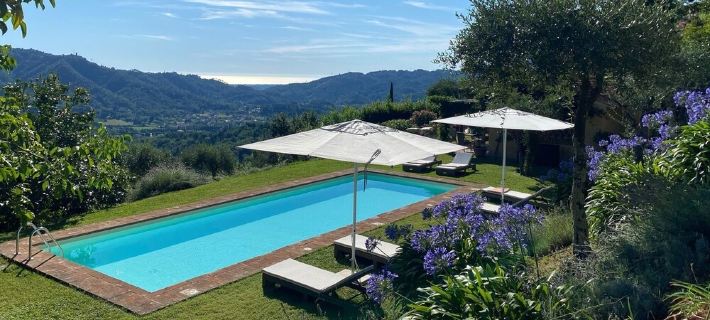 Lone standing Villa, 180 m²(1960 ft²) pool, sea view, eco friendly, EV wall box Hotel a Camaiore
