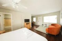 3 min to beach ~ free parking ~ kitchen ~ pool ~