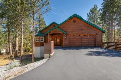 New! Tahoe Donner Alder Creek Retreat with Hot Tub. 5 BD//2.5BA Hotels near West End Beach