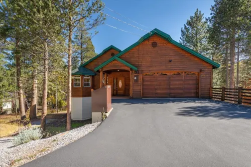 New! Tahoe Donner Alder Creek Retreat with Hot Tub. 5 BD//2.5BA