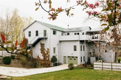 Downtown Luxe Modern Home Hotels in Putnam County