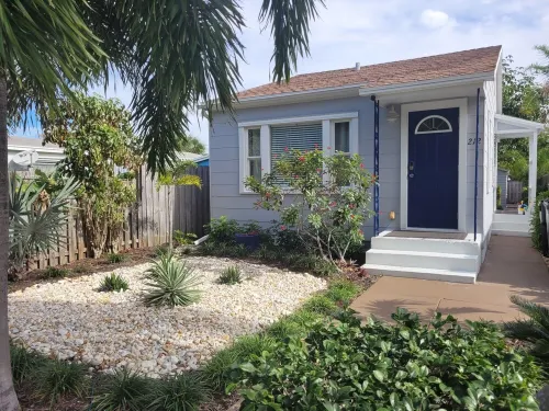Tropical Get-A-Way in charming and serene Lake Worth Beach!