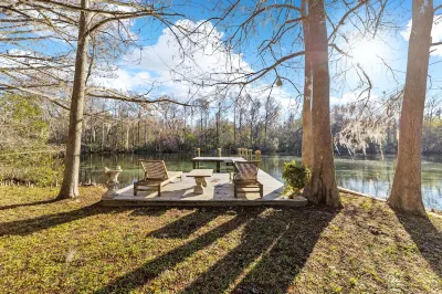 Couples Retreat!  Luxury Cottage directly on the Rainbow River Hotels near KP Hole Park
