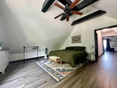 Lavish tub with free parking near several music & wedding venues