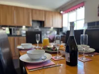 Katie's Corner - Spacious Stylish Holiday Cottage, 3 Bedrooms & 2 Ensuite & Pets