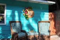 Tropical Hideaway 15 minutes from downtown and beaches!