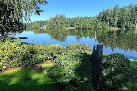 Beautiful Lakefront | Sunset Views  + AC+ Kayaks + Bicycles & More!