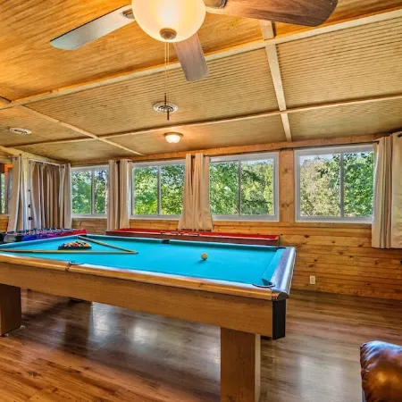 Lakeside Pet Friendly Cabin w/ Hot tub Game Rm Fireplace Elec Vehicle Charger