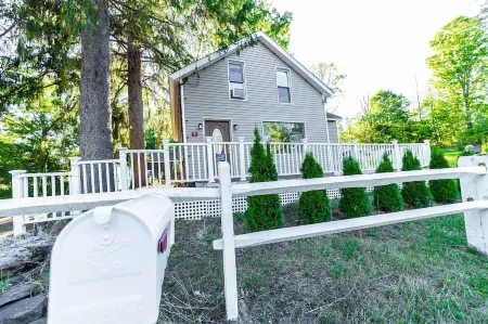 Windham Pet Friendly home, 2-5min from Ski, Hiking Trials, GoldenLake, Rest&Bars Отели в г. Виндхам