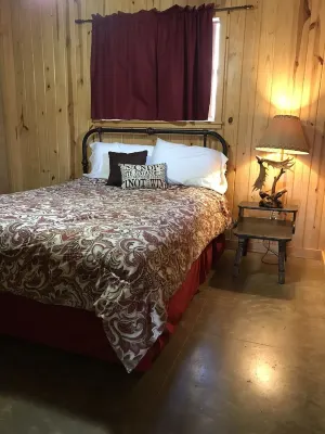 A cozy getaway on the Little Missouri River! Hotels near New Cowhide Cove Campground