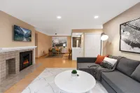 Cozy Downtown 2BD Bellevue Condo Free Parking