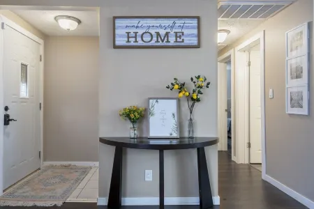 Comfy, Convenient, and Charm 3BR Retreat near BGSU