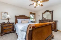 Sweet Retreat -Hot Tub,Fire Pit,Pet Friendly,Access to Pools ,Outdoor Games