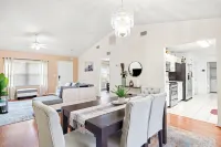 Charming 3-bedroom house with POOL, Firepit & WiFi / close to beach