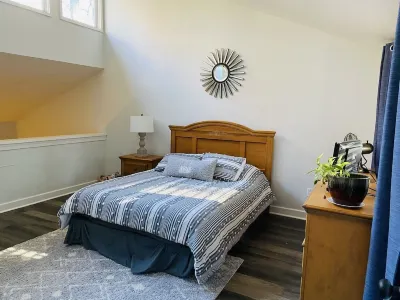 Cozy Cabin with fireplace and screened in porch in Sapphire Valley.