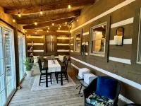 Beautiful, Secluded Luxury Cabin with relaxing hot tub.