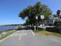 Downtown Historical Bristol Seaside Cottage w Front Row Seats to 4th July Parade Hotels in Bristol