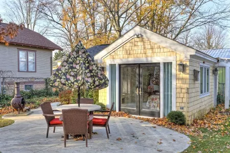 Butterfly Cottage - Unique Cottage located in Historic Downtown Saugatuck Отели в г. Сотак