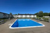Days Inn by Wyndham Erie - parking