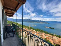 A window 4 overlooking Lake Maggiore!