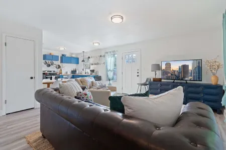 Farbenfroh, 3BD Home, Large Backyard, 5 minute to Downtown, King Size Master Bed