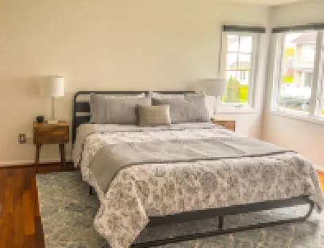 3BR, Sleeps 6, Onsite Parking & Gym Access