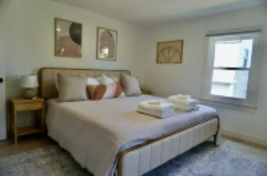 Half mile to beach, Family & Pet Friendly, Newly Renovated Full House