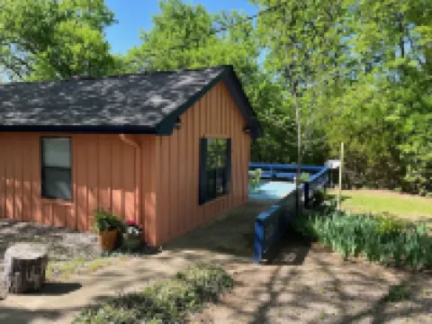 Charming cozy lake cabin, 300 yds from Lake Texoma beach, fishing, boat ramp!