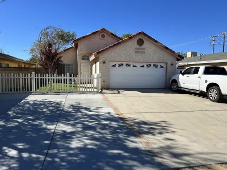 Cheerful 3BR 2BA Sauna: Spa: Pool/P-Pong Table+ More Отели в г. Квартц Хилл