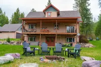♥ Riverfront Fishing Lodge w/ Hot Tub 5 Mins to Town♥