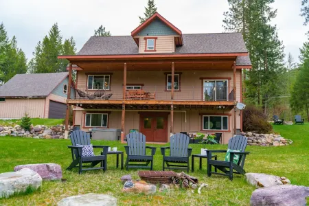 ♥ Riverfront Fishing Lodge w/ Hot Tub 5 Mins to Town♥