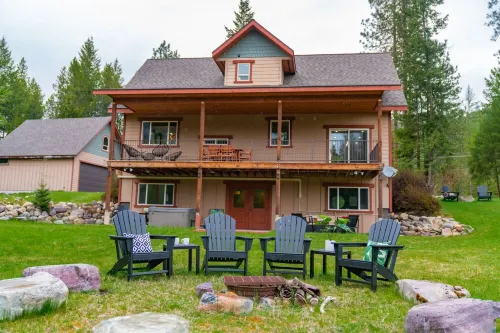 ♥ Riverfront Fishing Lodge w/ Hot Tub 5 Mins to Town♥