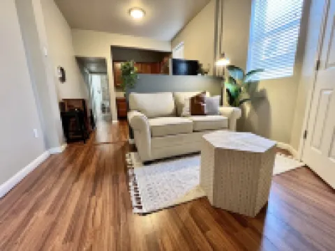 Tower Grove Pet Friendly 1 Bedroom - 4 mi to SLU & Barnes - Shared Laundry